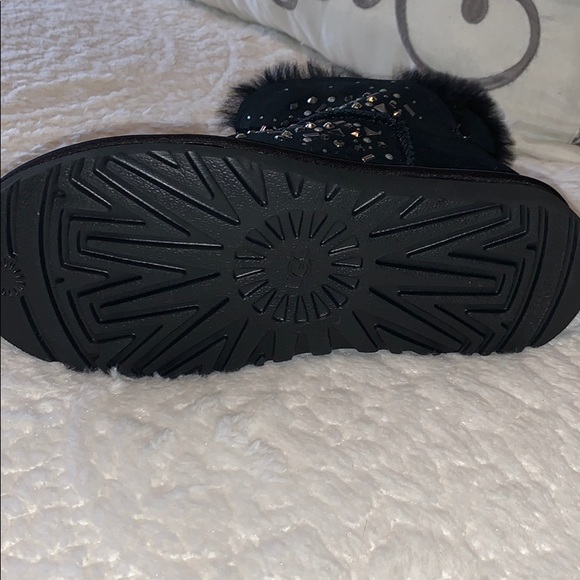 {UGG} BNWOT UGG Boots - Picture 3 of 6